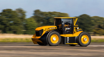 Самый быстрый трактор в мире - JCB (Видео)