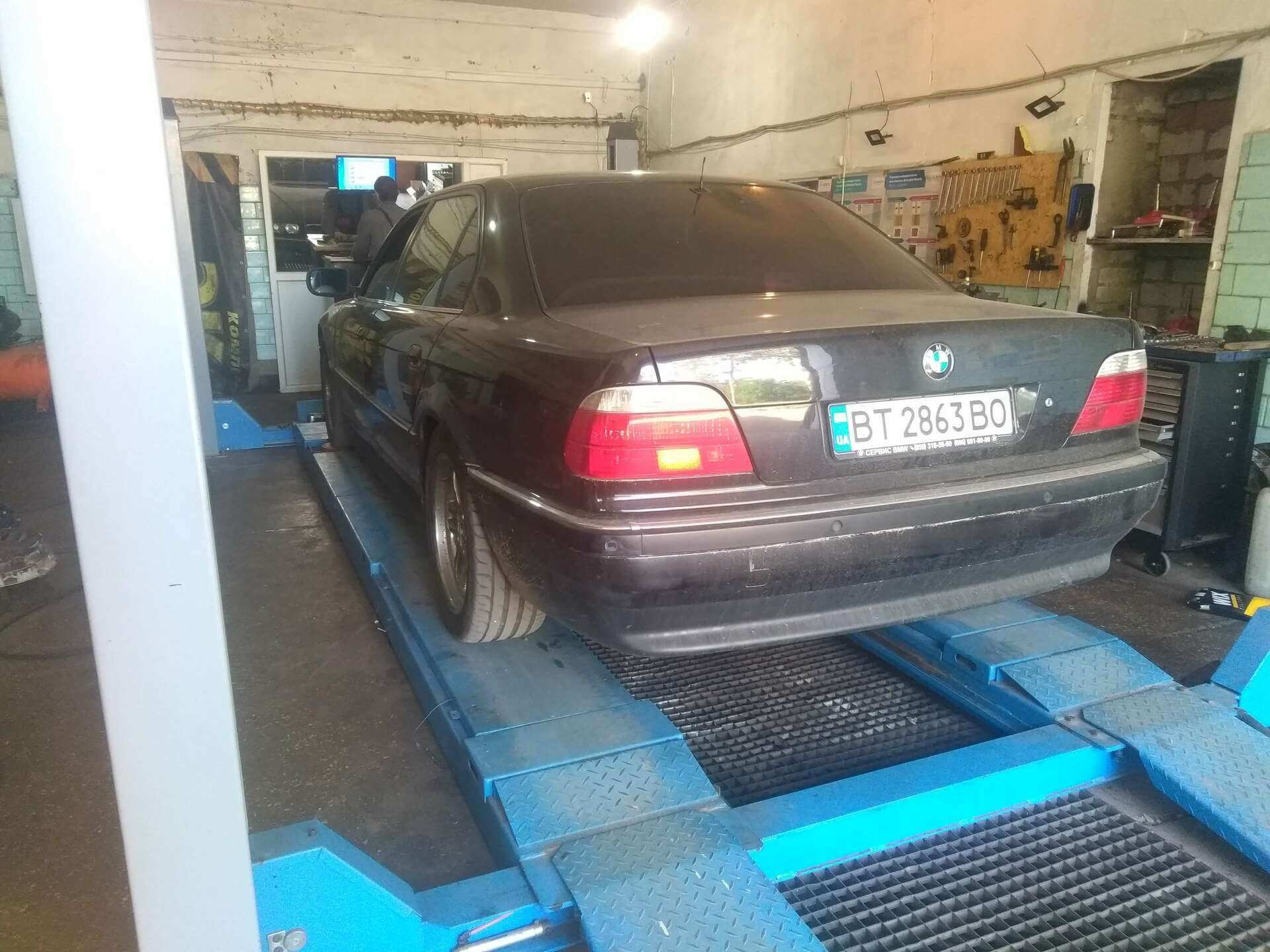 Гидроподвеска на e38 740iL, развал схождение, 3d развал-схождение, BMW e38 740iL на стенде