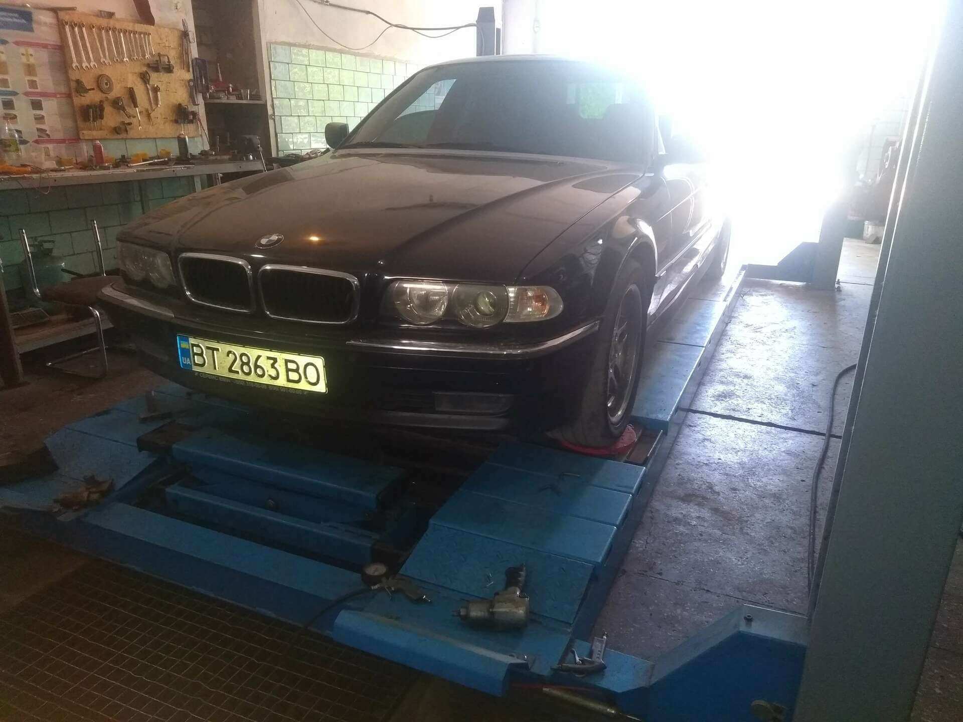 Гидроподвеска на e38 740iL, развал схождение, 3d развал-схождение, BMW e38 740iL на стенде