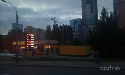 Motto, пр. Леся Курбаса, 2В